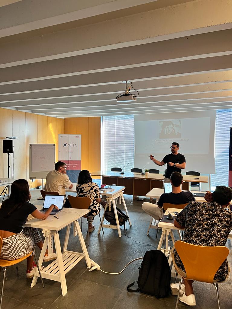CEEICastellon's tweet photo. Hoy en #Órbita tenemos a @echaleku fundador de Kuambo y de Sales Funnel Canvas, revolucionando el marketing de nuestras startups  @byte_hide #Airbiometrics @OratrexTickets #Kiota @kuarere_  @Fitplanetco @Ozeanic1 #belong #Inversiva @dipcas https://t.co/kS1jlzDTPy