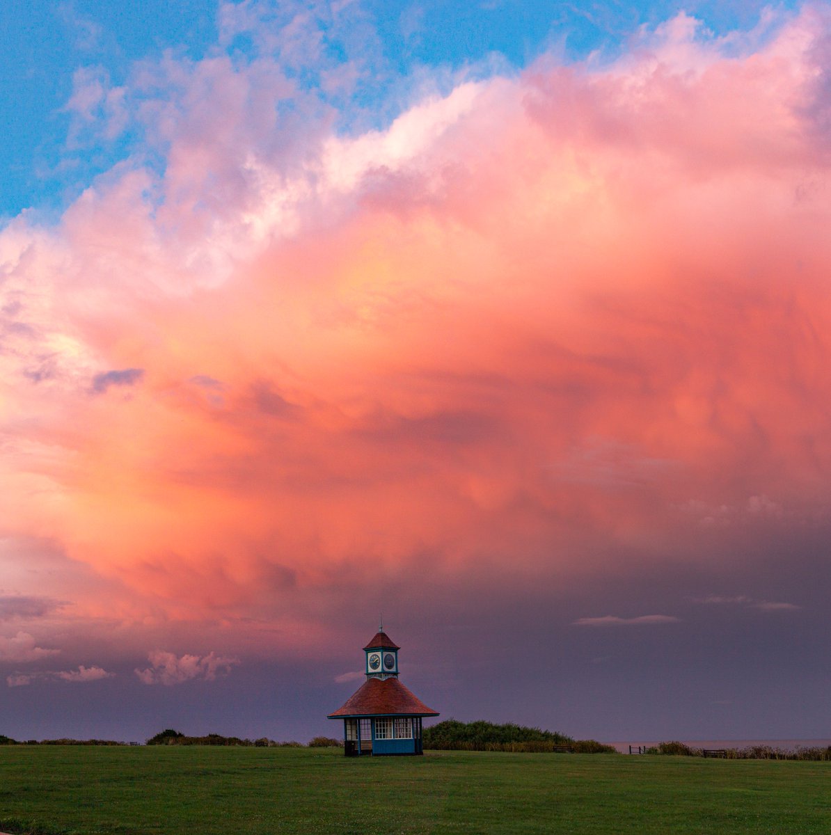 RJSPhoto89's tweet image. after sifting through 700 images from last nights storm in Frinton on Sea, here are my favourites. 
@StormHour @ChrisPage90 #weather #frinton #frintononsea #stormhour @itvanglia @itvweather