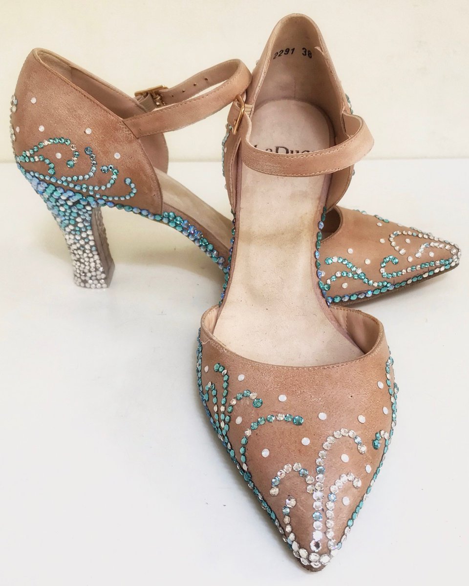 Elsa’s ice dress isn’t the only thing that sparkles❄️Her shoes are decked out by the Costume Crafter aka Hannah Trickett with hundreds of crystals, delicately placed in intricate patterns evocative of Elsa’s magic. 
Costume design: @christopheroram 🪡
📸 Johan Persson Photography