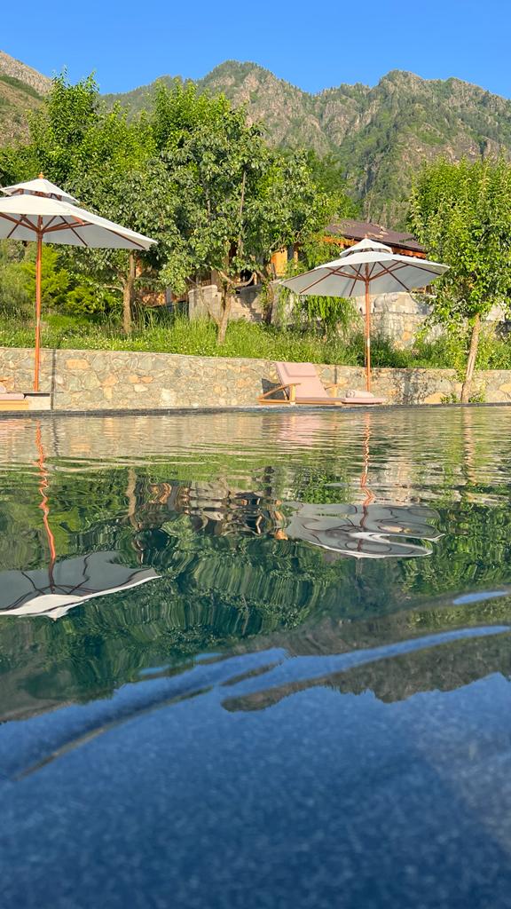 #QayaamGah #Srinagar #Kashmir #mountainresort #sufivibes #luxuryhospitality #infinitypool #nature #traveltokashmir #kashmirifood #dallakeview #mountainview