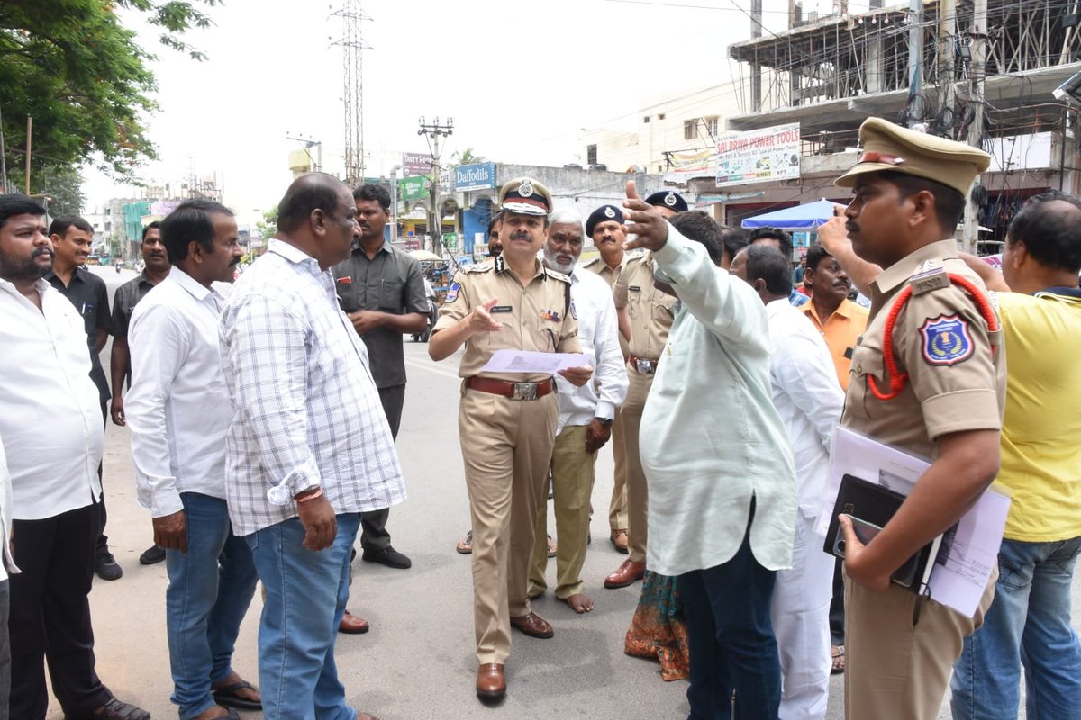 MalkajgiriCop's tweet photo. #CP_Rachakonda Sri #D_S_Chauhan_IPS visited #MahankaliTemple Malkajgiri, & #KattamaisammaTemple Safilguda and reviewed the upcoming #Bonalu festival arrangements and instructed the staff to take #precautions to avoid any inconvenience to the #devotees during #BonaluFestival. https://t.co/AdEdUjbf1P