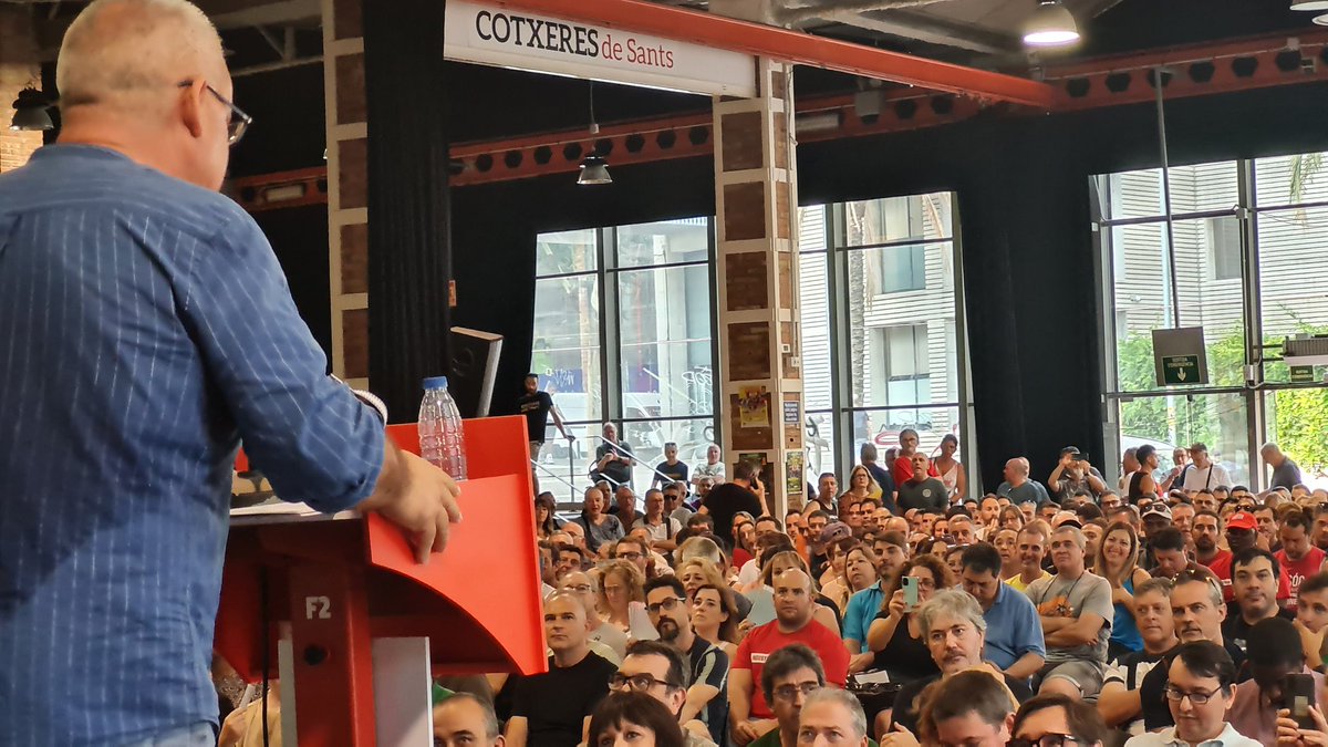 ccoocatalunya's tweet photo. A Cotxeres de Sants, plenes de gom a gom, Assemblea general de delegats/es de la Federació d'Indústria

Amb les intervencions de:
🔴 @hermajoan secretari general @FICCOOCat
🔴 @garbineespejo secretaia general @Industria_CCOO
🔴 @PachecoJpacheco secretari general CCOO Catalunya https://t.co/NU3awCfGmj