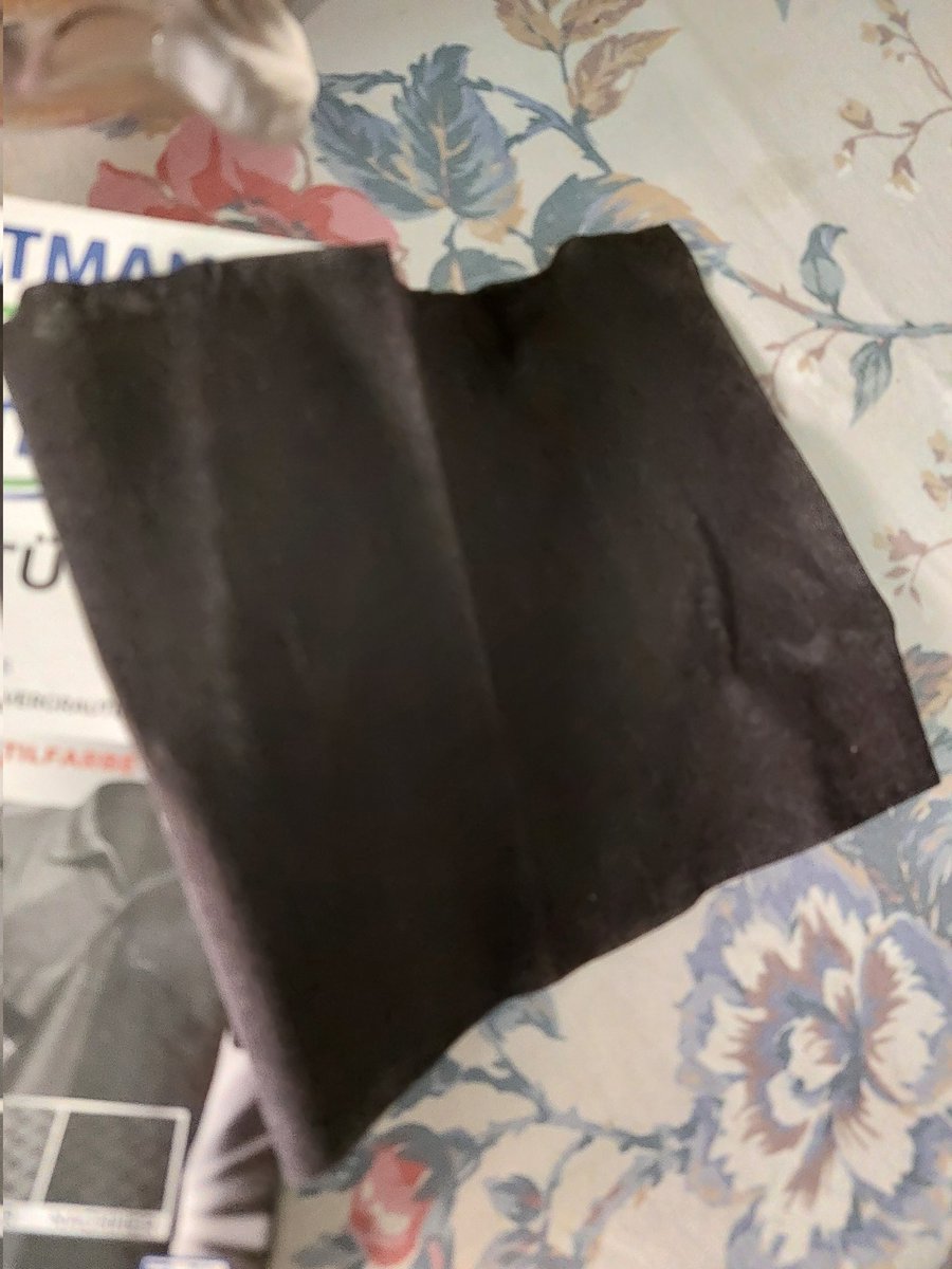 хар хувцасыг сааралтах гээд ирвэл энэ алчуураас 2-3 г хийгээд хамт угаачихаар аргээд тас хар болоод гараад ирнэ дэ ..
гадуур герман бараа зардаг дэлгүүрүүдэд бдаг ..