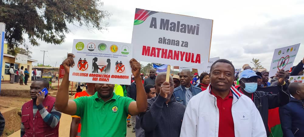 NationOnlineMw's tweet photo. Different messages delivered via placards. https://t.co/PKTXEbfty0