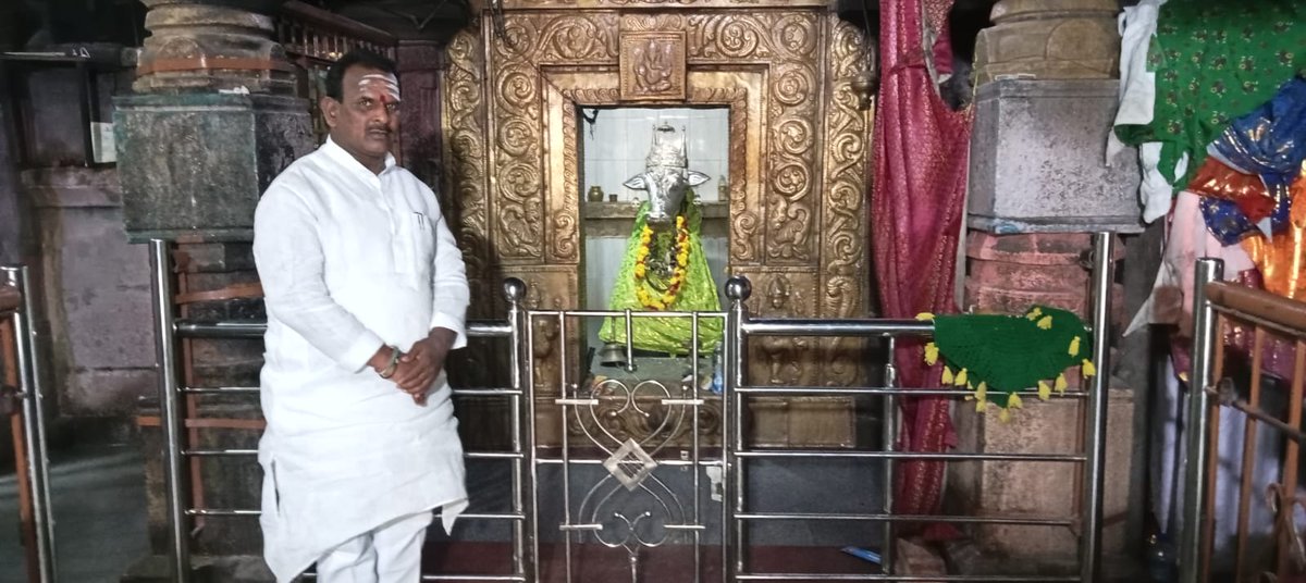 PatilChincholi's tweet photo. ಇಂದು ಹುನಗುಂದ ತಾಲೂಕ ಕರಡಿ ಶ್ರೀ ಬಸವೇಶ್ವರ ದೇವಸ್ಥಾನಕ್ಕೆ ತೆರಳಿ ದರ್ಶನ ಪಡೆಯಲಾಯಿತು 🌹💞🌺💐 https://t.co/diT9wLPJ8R