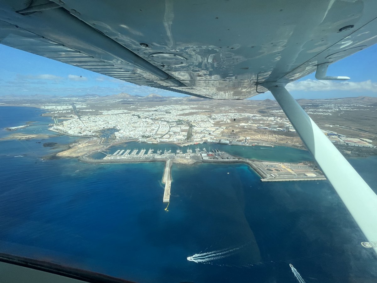 RealAeroclubGC's tweet photo. El pasado sábado estuvimos volando en #Lanzarote, algo que ya saben
@PhotographyJc1 y @om_gcrr puesto que vieron despegar nuestra Cessna #ECERG. Les animamos a ver las publicaciones de estos magníficos #spotters, a quienes hoy dedicamos las fotos que sacamos desde el aire. https://t.co/Mzp5ErbvuV