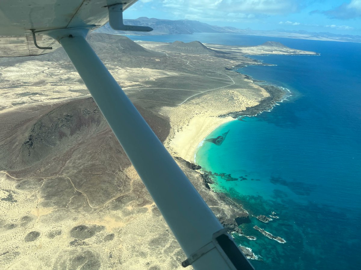 RealAeroclubGC's tweet photo. El pasado sábado estuvimos volando en #Lanzarote, algo que ya saben
@PhotographyJc1 y @om_gcrr puesto que vieron despegar nuestra Cessna #ECERG. Les animamos a ver las publicaciones de estos magníficos #spotters, a quienes hoy dedicamos las fotos que sacamos desde el aire. https://t.co/Mzp5ErbvuV