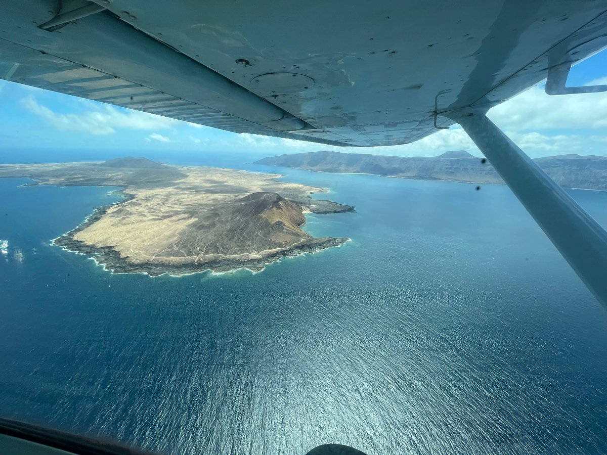RealAeroclubGC's tweet photo. El pasado sábado estuvimos volando en #Lanzarote, algo que ya saben
@PhotographyJc1 y @om_gcrr puesto que vieron despegar nuestra Cessna #ECERG. Les animamos a ver las publicaciones de estos magníficos #spotters, a quienes hoy dedicamos las fotos que sacamos desde el aire. https://t.co/Mzp5ErbvuV