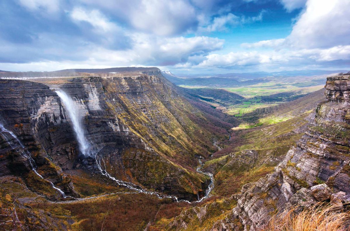 VisitBasqueCtry's tweet photo. El Salto del Nervión is a waterfall in the shape of a horse's tail that descends over 270 metres😮

Discover one of the biggest, most stunning waterfalls!💙

👉🏻https://t.co/vpNJ6OeZ88

#nature #visitbasquecountry https://t.co/JZEKKLTNcV