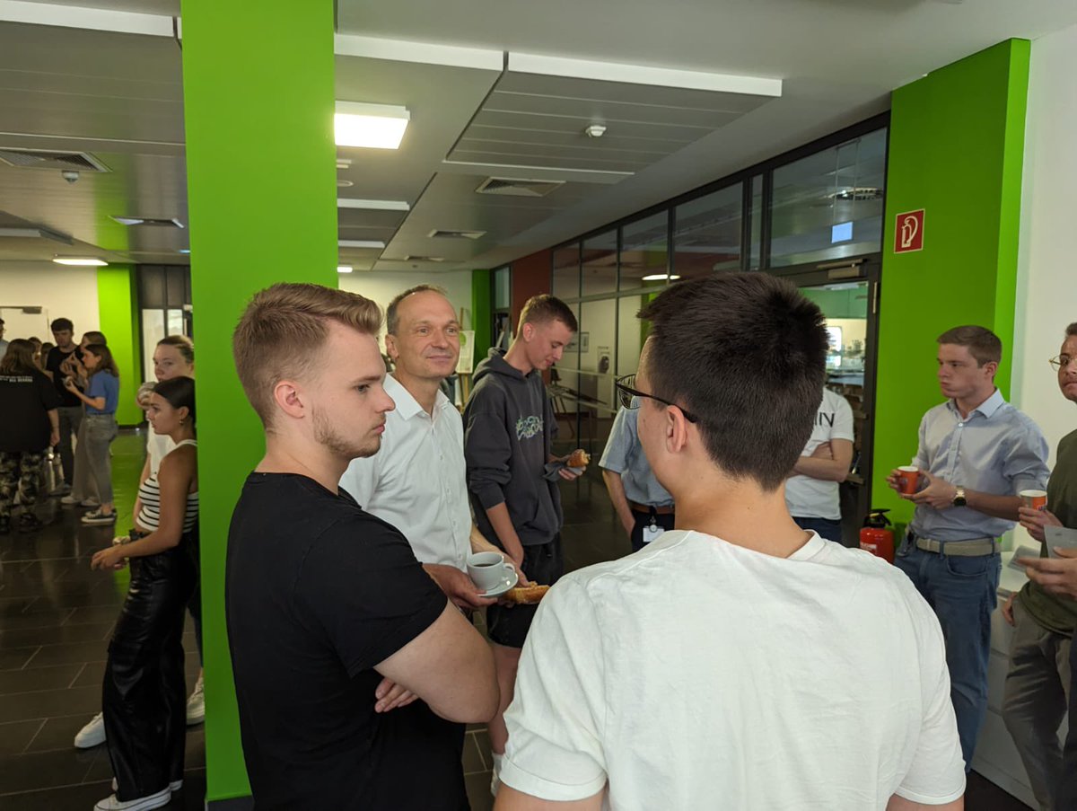 FM_RLP's tweet photo. #Bonjour aus Edenkoben 🥐 Unsere neuen #Studierende|n der Hochschule für Finanzen #RLP haben sich heute mit Staatssekretär @StWeinberg bei Schokocroissants & Kaffee zum #Studienstart ausgetauscht. Seit dem 1. Juli sind ca. 250 Studierende an der #HFin. Schön, dass Ihr da seid! ☺️ https://t.co/UBikzzNBsW
