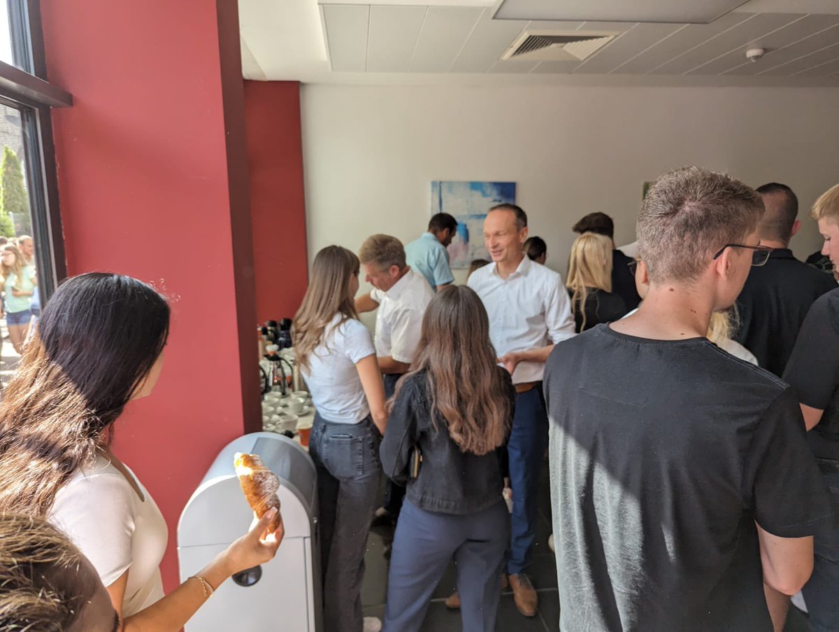 FM_RLP's tweet photo. #Bonjour aus Edenkoben 🥐 Unsere neuen #Studierende|n der Hochschule für Finanzen #RLP haben sich heute mit Staatssekretär @StWeinberg bei Schokocroissants & Kaffee zum #Studienstart ausgetauscht. Seit dem 1. Juli sind ca. 250 Studierende an der #HFin. Schön, dass Ihr da seid! ☺️ https://t.co/UBikzzNBsW