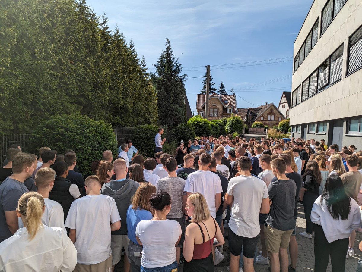 FM_RLP's tweet photo. #Bonjour aus Edenkoben 🥐 Unsere neuen #Studierende|n der Hochschule für Finanzen #RLP haben sich heute mit Staatssekretär @StWeinberg bei Schokocroissants & Kaffee zum #Studienstart ausgetauscht. Seit dem 1. Juli sind ca. 250 Studierende an der #HFin. Schön, dass Ihr da seid! ☺️ https://t.co/UBikzzNBsW