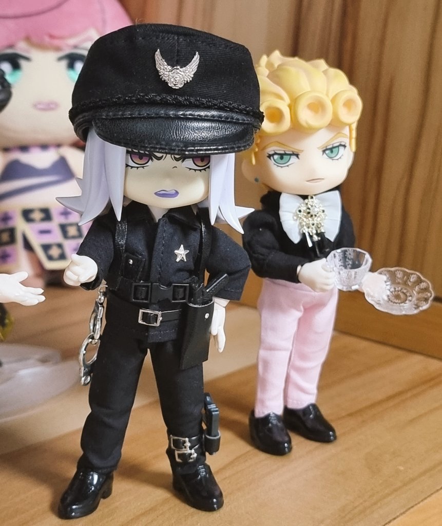 .                                       아바키오, 차 한잔 더 없습니까?
.      시끄러워, 일하는거 안보여?