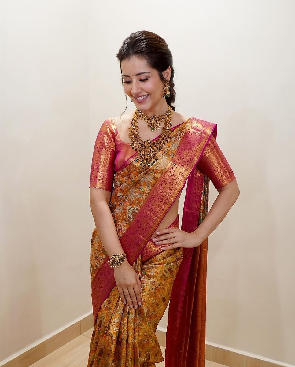 MediaYouwe's tweet image. Elegance redefined in six yards😍

#RaashiiKhanna gives perfect festive vibes in this traditional attire✨

#RaashiKhanna #Treditional #Saree #Tollywood #Actress #YouWeMedia