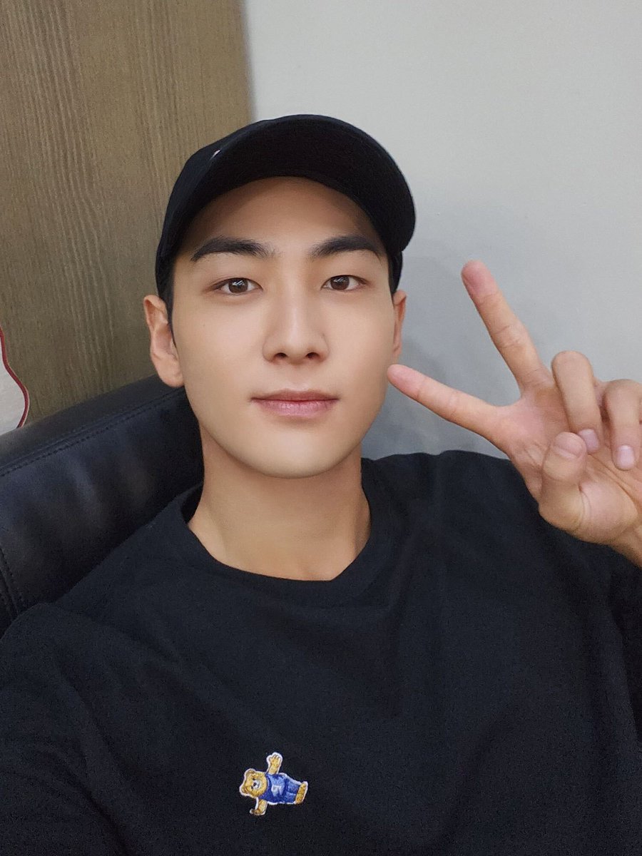 this_is_baekho_'s tweet photo. [#B_hind]
강조되고 반복되는 소리는 백호를 불안하게 해요🤫
파라솔만한 우산은 백호를 부끄럽게해요🥹☔

#백호 #강동호 #BAEKHO #KANGDONGHO
#이은지의가요광장 https://t.co/1nK17tc696
