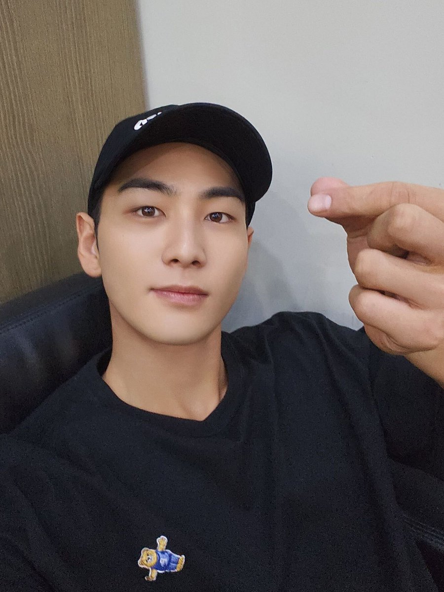 this_is_baekho_'s tweet photo. [#B_hind]
강조되고 반복되는 소리는 백호를 불안하게 해요🤫
파라솔만한 우산은 백호를 부끄럽게해요🥹☔

#백호 #강동호 #BAEKHO #KANGDONGHO
#이은지의가요광장 https://t.co/1nK17tc696