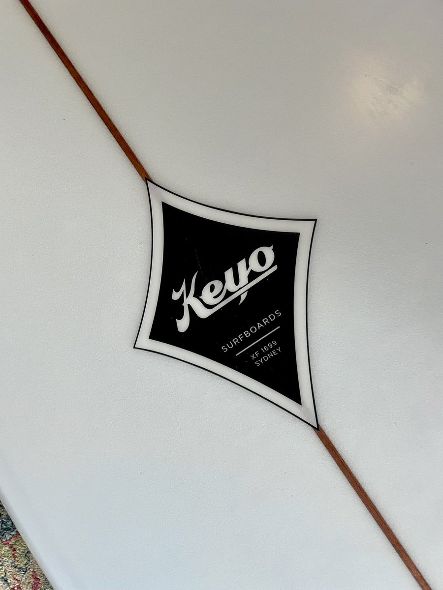 kentar0_yoshida's tweet photo. Noosaで試乗したKeyoのTrad Fishを遂にシンゴから譲り受ける。ディケールのXF 1969 Sydneyも熱い。折れるまで乗り切るつもりだが趣と歴史のある板なので大切にもしたい。
ノースナラやパミの極上レフトをこの板でクルーズするのが今から楽しみでしかたない😌
#サーフィン #シドニー #Keyo https://t.co/oPBd5gF96M