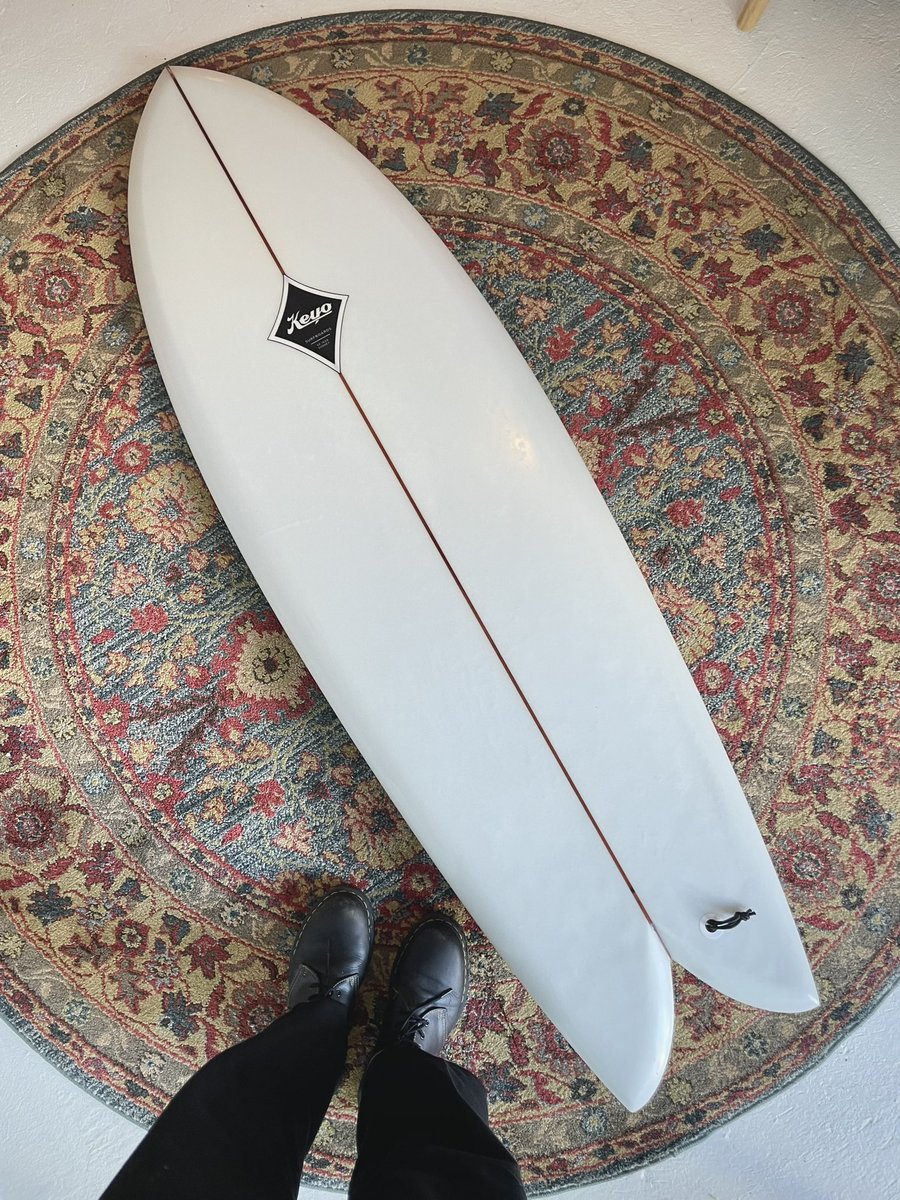 kentar0_yoshida's tweet photo. Noosaで試乗したKeyoのTrad Fishを遂にシンゴから譲り受ける。ディケールのXF 1969 Sydneyも熱い。折れるまで乗り切るつもりだが趣と歴史のある板なので大切にもしたい。
ノースナラやパミの極上レフトをこの板でクルーズするのが今から楽しみでしかたない😌
#サーフィン #シドニー #Keyo https://t.co/oPBd5gF96M