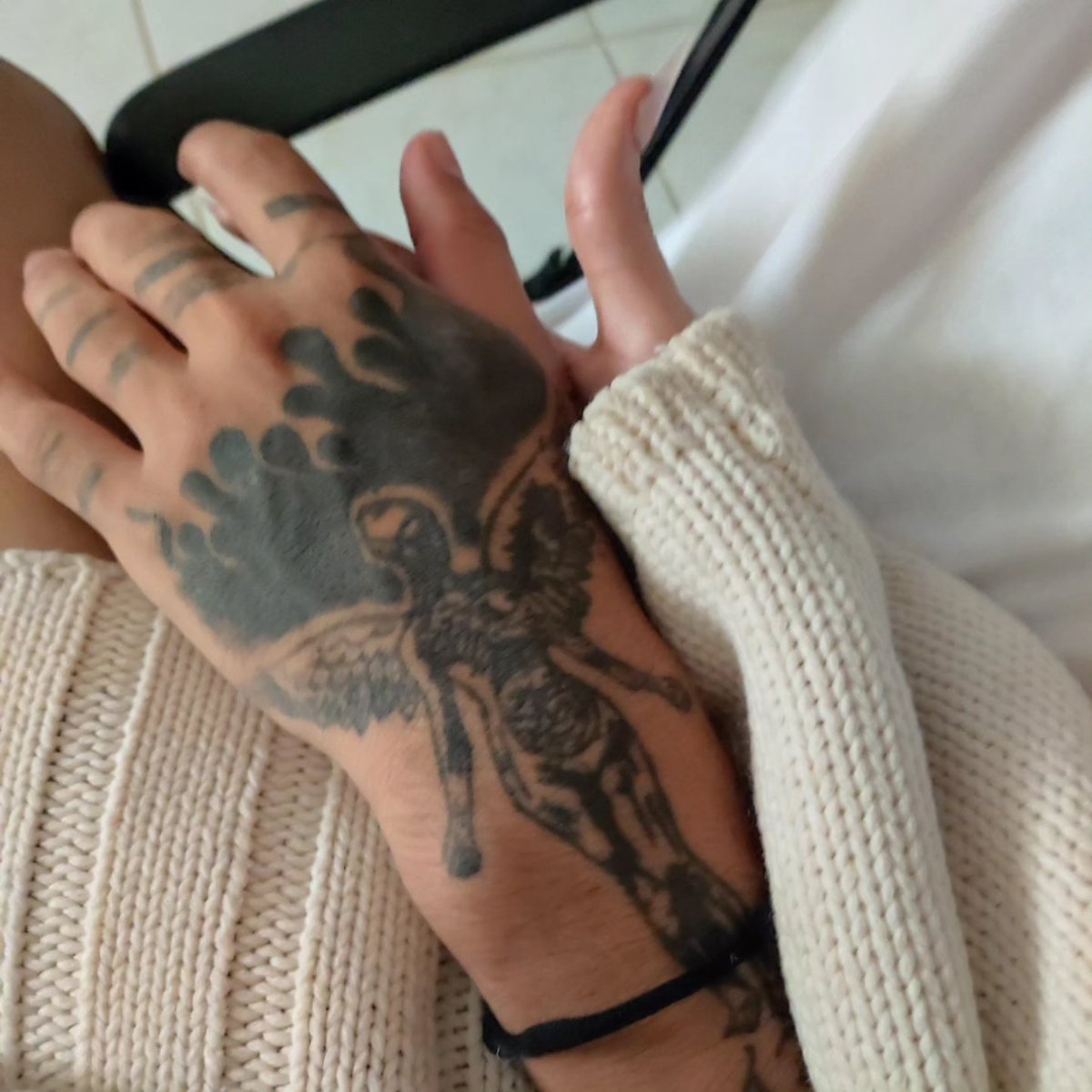 Issa_051's tweet photo. Mi hombre de mano tatuado, cuánto te adoro🫀 https://t.co/eBaRiCSgoA