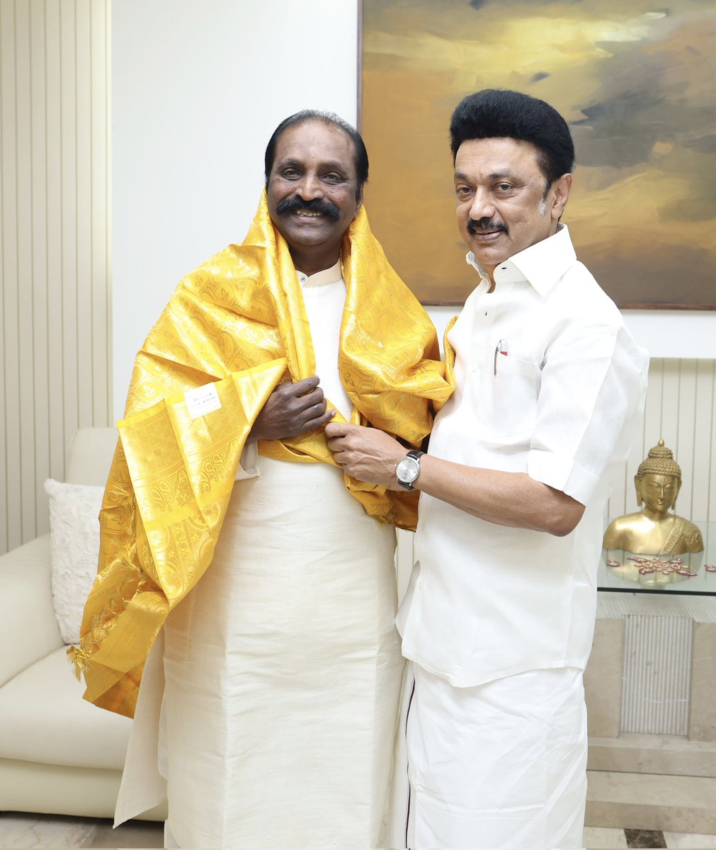 mkstalin's tweet photo. கவிப்பேரரசு @Vairamuthu அவர்களுக்குப் பிறந்தநாள் நல்வாழ்த்துகளைத் தெரிவித்துக் கொள்கிறேன்.

தமிழ்க்கவிக்கு இது எழுபதாவது பிறந்தநாள். இன்னும் பல படைப்புகளைத் தருக கவிஞரே!

உமது திரைமொழியும் கவிமொழியும் தமிழ்மொழியை இன்னும் பல்லாண்டு வளர்க்கட்டும்!

#HBDVairamuthu https://t.co/21VQvorjky