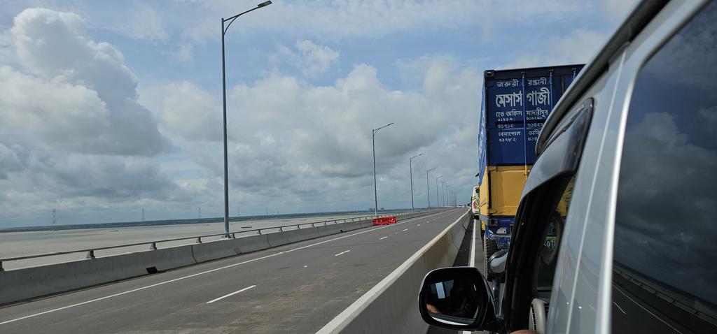 SanjayVashist15's tweet photo. Crossed #padma #bridge travelling to #shariatpur to interact with #climateimpacted communities on verge of #displacement 

#Padmabridge is indeed pride of #Bangladesh 

#engineeringmarvel https://t.co/MTyClfMFGv