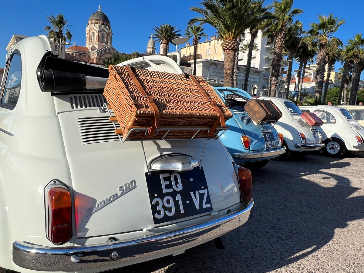 Une virée en #2CV le long de l'@EsterelCoteAzur ? #Jeudiphoto #CotedAzurFrance #FrenchRiviera  @JeudiPhoto @ProCotedazur @VisitCotedazur @CRT_RegionSud @frrivieraguide @MaRegionSud @AnthoMattz @VarTourisme @VilleStRaphael