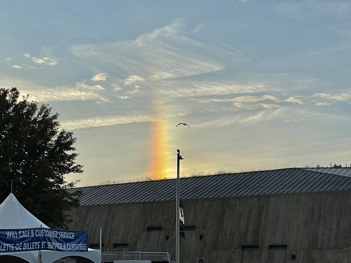 BlacksWeather's tweet photo. @DonCochraneYOW Saw it too tonight at #bluesfest . The Sun was just low enough to interact with the ice crystals in those cirrus clouds. #Onwx https://t.co/6NrM3nYsRw