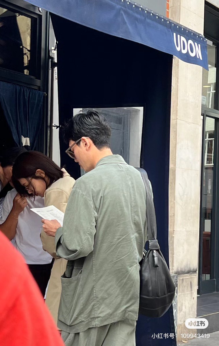 Sooyoung and Kyungho were seen roaming around London together 🥹

looks like she accompanied kyungho for his london shoot too! my parents 🤍