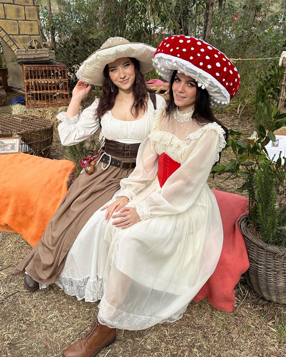 Nichameleon's tweet photo. Wanna sit with us? There’s not mushroom but we can make it work 🥰❤️🍄 https://t.co/YpIjwet0tT