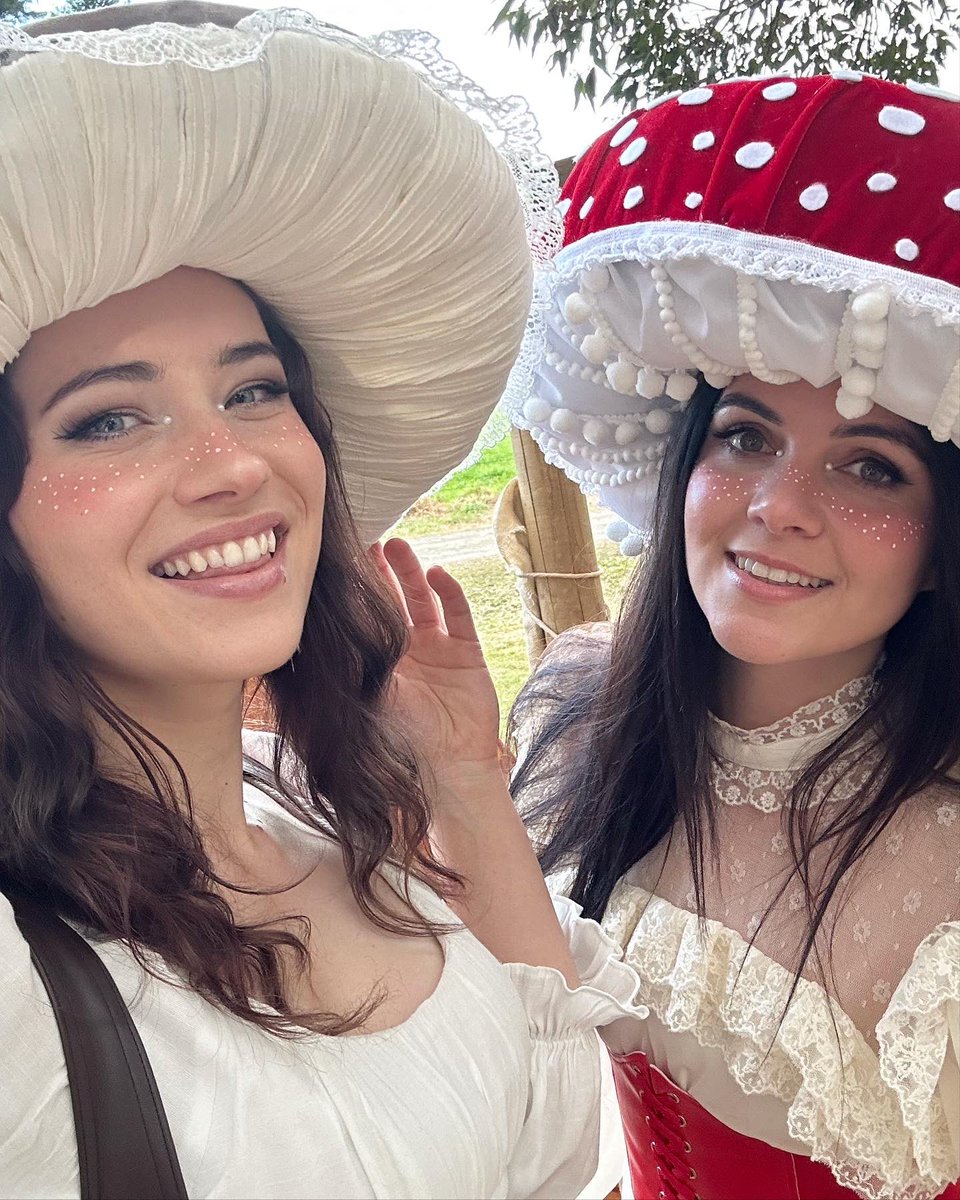 Nichameleon's tweet photo. Wanna sit with us? There’s not mushroom but we can make it work 🥰❤️🍄 https://t.co/YpIjwet0tT