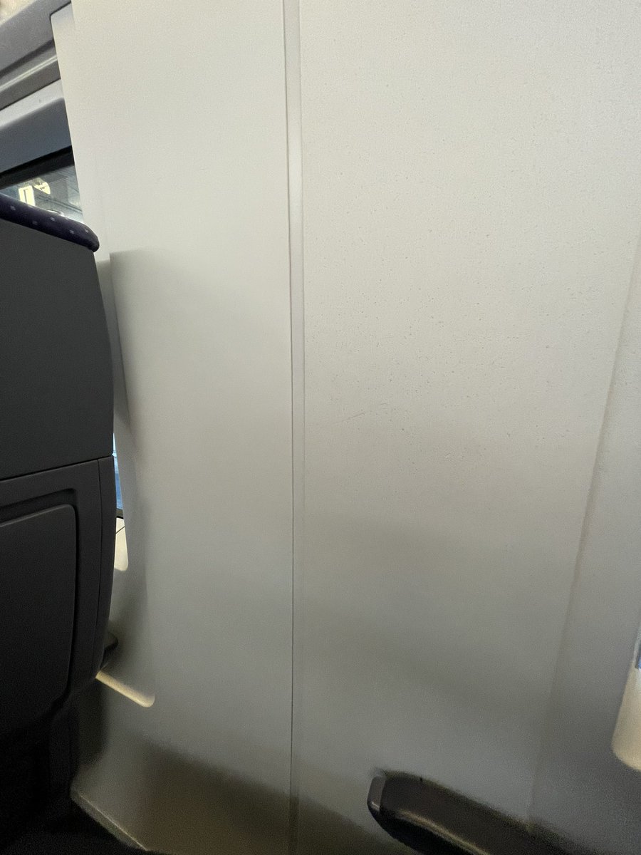 Mir wurde neulich mal empfohlen, für längere Zugfahrten immer einen Fensterplatz zu buchen. Der Blick nach draußen soll schon nach ein paar Minuten die Kreativität anregen. Mal schauen, wie das mit meinem reservierten Platz hier so läuft 🙃
#deutschebahn