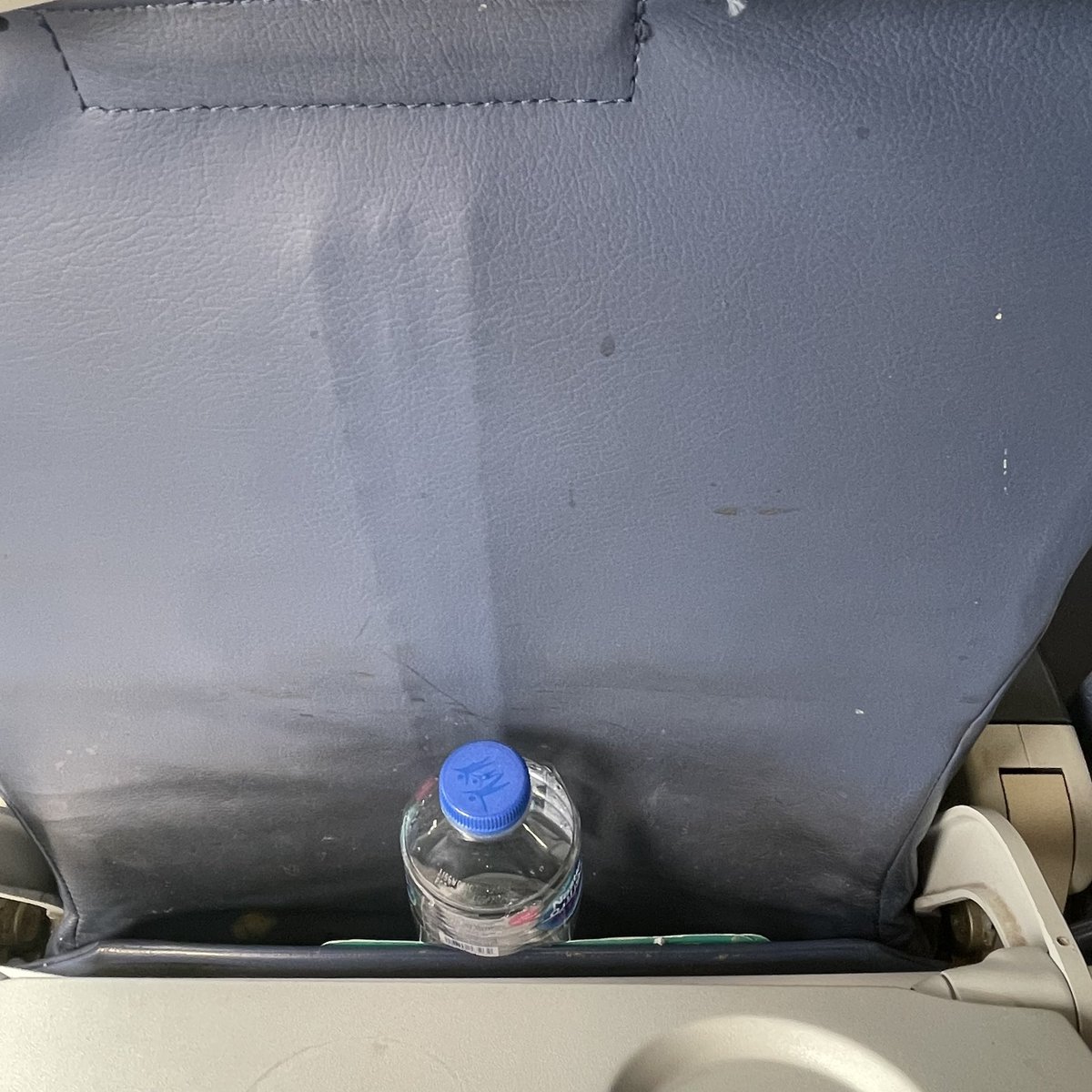 EngMAnoosi's tweet photo. @flynas هذي عينة من طيارتكم، رحلة جيزان الرياض XY106 بتاريخ ١٣ يوليو 
هل يعقل ادفع سعر التذكرة مع الكرسي فوق ٩٠٠ ريال وألقى هذا العفن 😞 https://t.co/3shxUP7Mmu