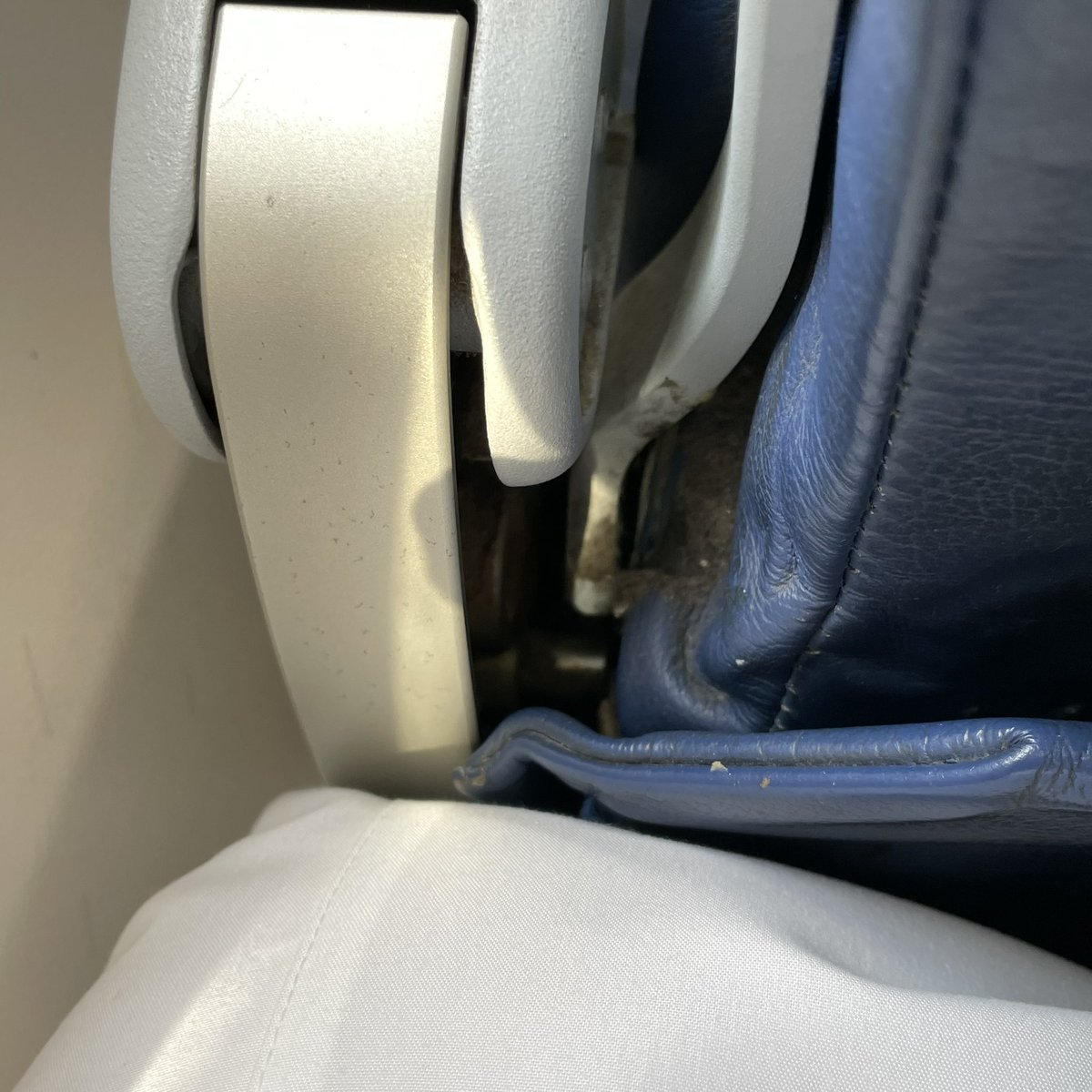 EngMAnoosi's tweet photo. @flynas هذي عينة من طيارتكم، رحلة جيزان الرياض XY106 بتاريخ ١٣ يوليو 
هل يعقل ادفع سعر التذكرة مع الكرسي فوق ٩٠٠ ريال وألقى هذا العفن 😞 https://t.co/3shxUP7Mmu