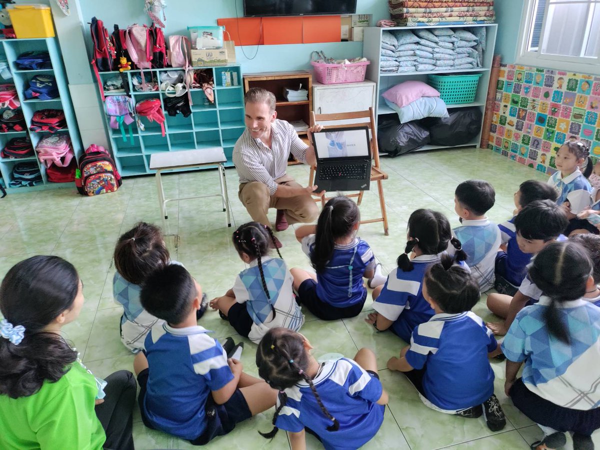 You are never too young—nor too old—to teach those in need. Vantage TEFL trainees teach underprivileged Thais and refugees.

Learn to teach and help those who don’t have access to English classes.

#teflcourse #teflthailand #teachingenglish #careerchange #teachabroad #seetheworld