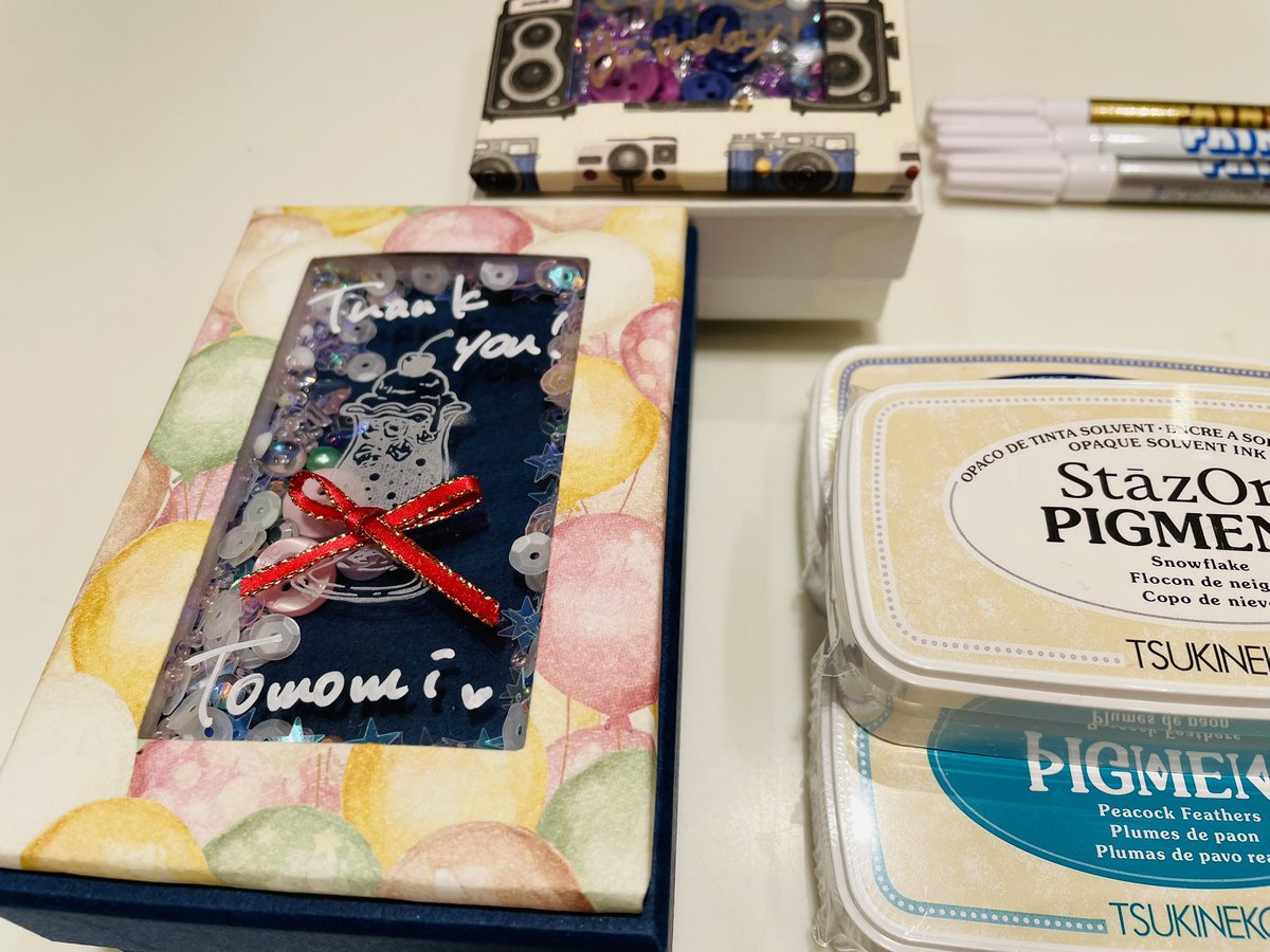 Ginza_Itoya's tweet photo. 【Sparkling Box🫧】
プラスチック対応のスタンプインクや
マーカーを使って心踊る箱を作りませんか♪
特別なギフトBOXに🎁
お気に入りの文房具入れにも🙆♀️
ご予約はこちらです👇🧜♀️
7月https://t.co/eYx2LZ46bU
8月https://t.co/lrawcBfz7L
G.Itoya8階
#tsukinekoink
#三菱鉛筆
#papiearium https://t.co/GPJcMzdoEX