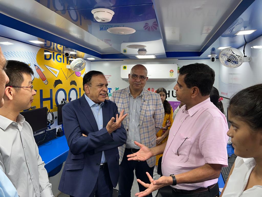 TSSCINDIA's tweet image. Skill on Wheels: The Skilling Digibus!

TSSC, in collaboration with Huawei and NIIT Foundation, has launched its #DigiBus.

This initiative addresses the lack of accessibility to skill development and training in remote areas.

#training #telecom #FutureOfEducation #DigitalSkills