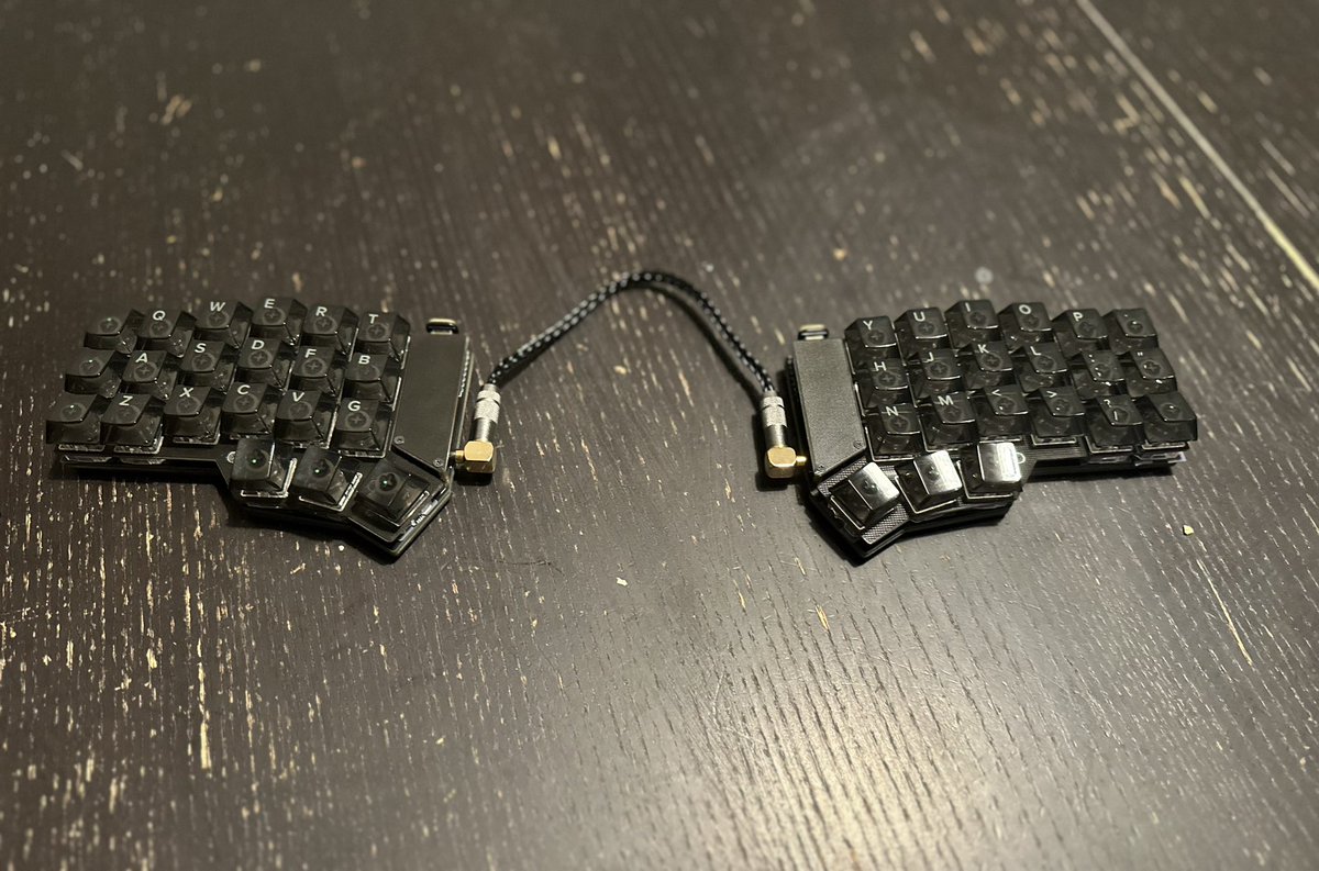 Sshenron's tweet photo. Amazing Corne EC @_gonnoc !
Any chance to merge with the master branch of QMK🥹? https://t.co/Ey4V2dsUHV