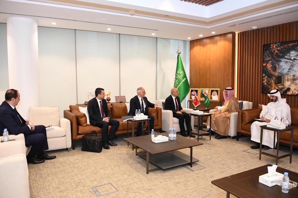 Maaalnews's tweet photo. الجدعان يبحث مع وزيرَ الخزانة والمالية التركي سبل تعزيز العلاقات المالية والاقتصادية بين البلدين 
https://t.co/wMkK0u58gI https://t.co/jbzpnlW9Rf