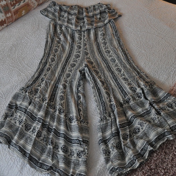 shessassystore's tweet photo. So good I had to share! Check out all the items I'm loving on @Poshmarkapp #poshmark #fashion #style #shopmycloset #americaneagleoutfitters #raedunn #1byo2nd: https://t.co/RgrSejggjU https://t.co/dqnBnHCMs0