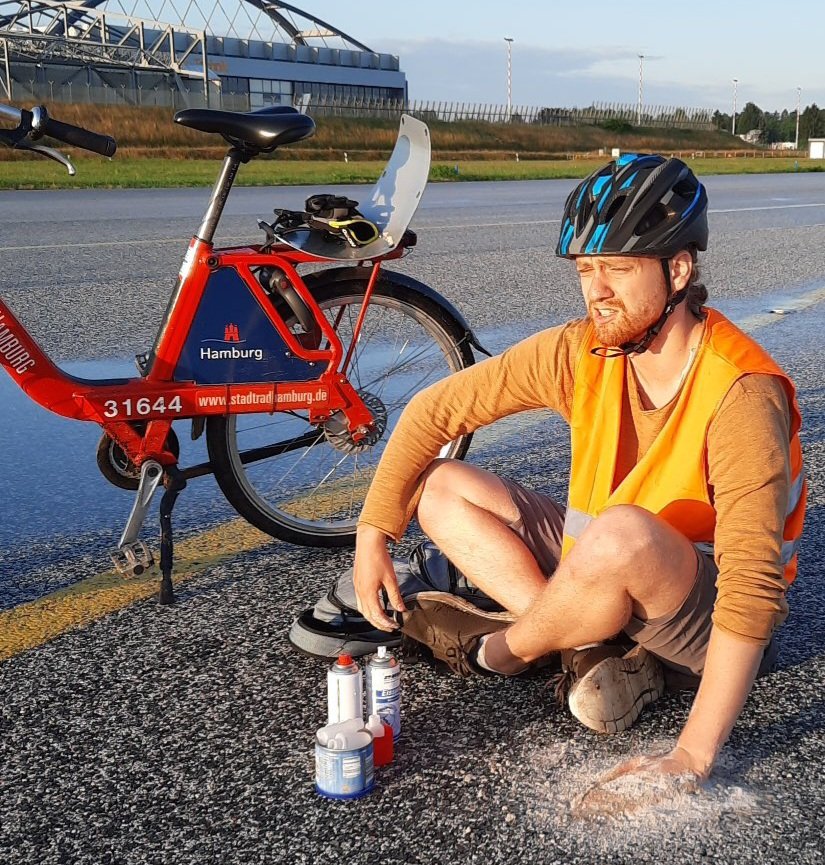 Wer auf die Idee kam, mit dem Flieger in den Urlaub zu starten, wurde heute einmal mehr an die individuelle Verantwortung für den viel zu hohen CO2-Ausstoß und den gefährlichen Klimawandel erinnert. #Hamburg #ZugStattFlug #HamburgAirport #stadtrad <a href="/AufstandLastGen/">Letzte Generation</a> <a href="/HamburgAirport/">Hamburg Airport 🕊</a>