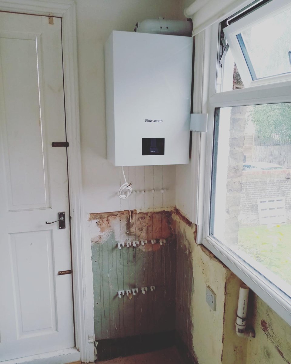 The_RyGroup's tweet photo. 2 x days into a brand new central heating system in flat in central Wimbledon. This property had no radiators, just an old cylinder heating there hot water. #NewBoiler #NewHeating #CentralHeating #Gas #Plumbing #Ry #RyGroup #RyGas #RySparks #RyBuild ๐๐ https://t.co/ef6v6HdrXw