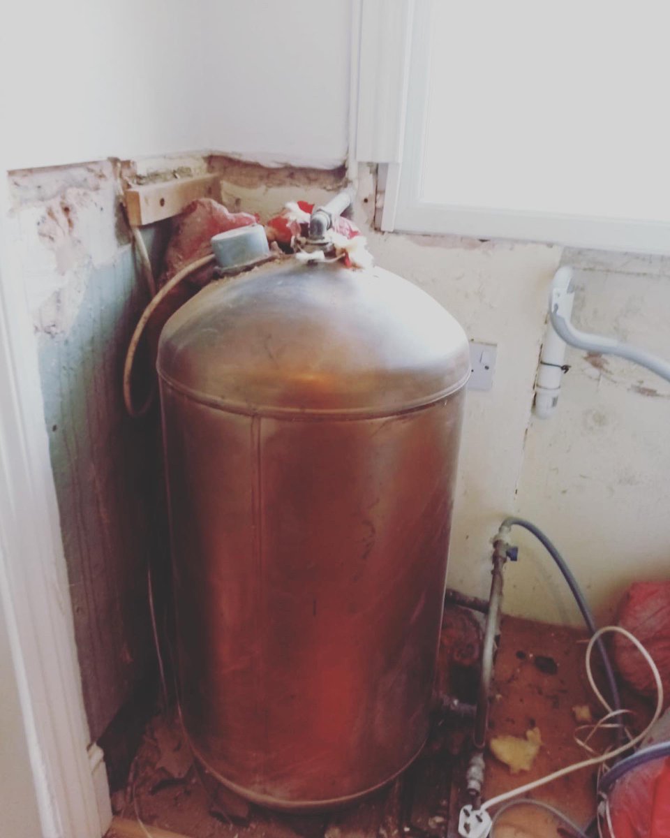 The_RyGroup's tweet photo. 2 x days into a brand new central heating system in flat in central Wimbledon. This property had no radiators, just an old cylinder heating there hot water. #NewBoiler #NewHeating #CentralHeating #Gas #Plumbing #Ry #RyGroup #RyGas #RySparks #RyBuild ๐๐ https://t.co/ef6v6HdrXw