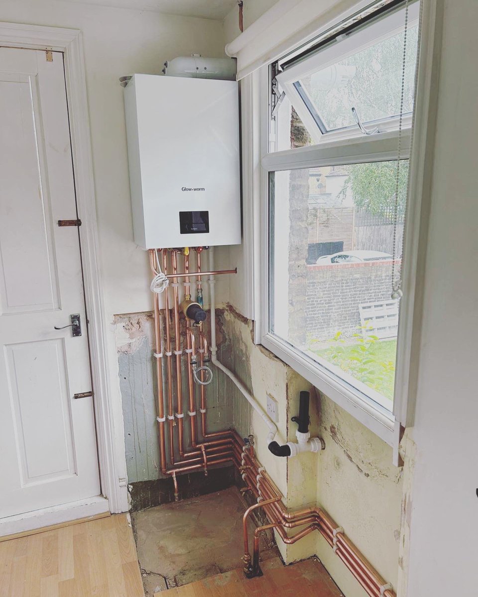 The_RyGroup's tweet photo. 2 x days into a brand new central heating system in flat in central Wimbledon. This property had no radiators, just an old cylinder heating there hot water. #NewBoiler #NewHeating #CentralHeating #Gas #Plumbing #Ry #RyGroup #RyGas #RySparks #RyBuild ๐๐ https://t.co/ef6v6HdrXw