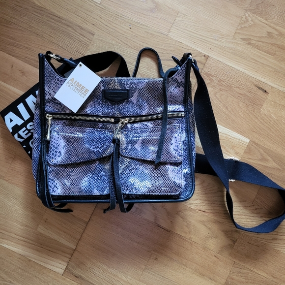 Ladybeechic1's tweet photo. So good I had to share! Check out all the items I'm loving on @Poshmarkapp #poshmark #fashion #style #shopmycloset #balenciaga #aimeekestenberg #gap: https://t.co/HbLgzZS4HZ https://t.co/sKxmoD5F43