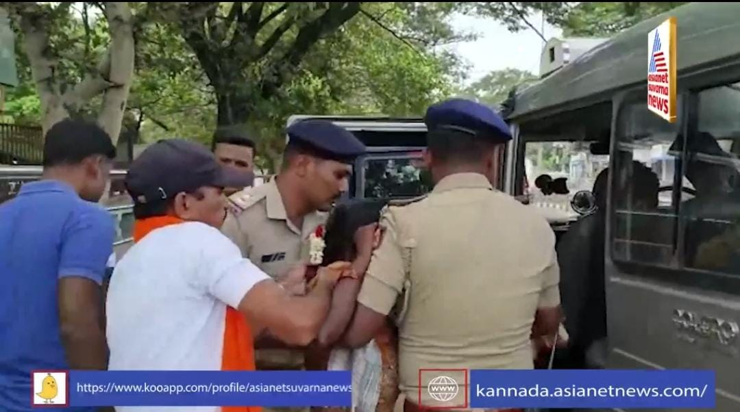 Shivamogga_SP's tweet photo. ದಿ:12-7-23ರಂದು ಮಹಿಳೆಯೊಬ್ಬರು ಡಿ.ಸಿ ಕಚೇರಿ ಹತ್ತಿರ ರಕ್ತವಾಂತಿ ಮಾಡಿಕೊಂಡು ಪ್ರಜ್ಞೆತಪ್ಪಿ ಬಿದ್ದಿದ್ದು ತಿರುಮಲೇಶ್ PSI ಕೋಟೆಠಾಣೆ &amp;ರಾಮಕೃಷ್ಣ ಪಿಸಿ ಜಯನಗರ ಠಾಣೆರವರು ಕೂಡಲೇ ಮಹಿಳೆಯನ್ನು ಇಲಾಖಾವಾಹನದಲ್ಲಿ ಆಸ್ಪತ್ರೆಗೆ ಕರೆದುಕೊಂಡುಹೋಗಿ ಚಿಕಿತ್ಸೆಗೆ ದಾಖಲಿಸಿದ್ದು,ಈ ಮಾನವೀಯತೆ ಕಾರ್ಯವು  ಶ್ಲಾಘಿನೀಯವಾಗಿರುತ್ತದೆ @DgpKarnataka https://t.co/aJqgtwNEYi
