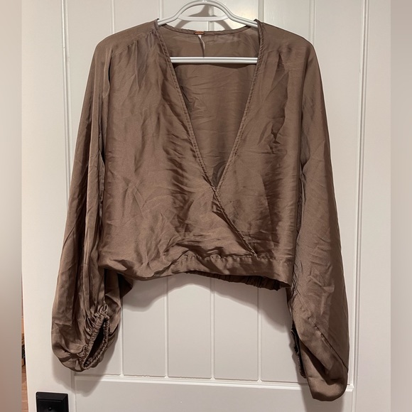 Patrizia1441's tweet photo. So good I had to share! Check out all the items I'm loving on @Poshmarkapp #poshmark #fashion #style #shopmycloset #freepeople #isabelmarant: https://t.co/oIsHC9G6uW https://t.co/Rl3b8l56Tj