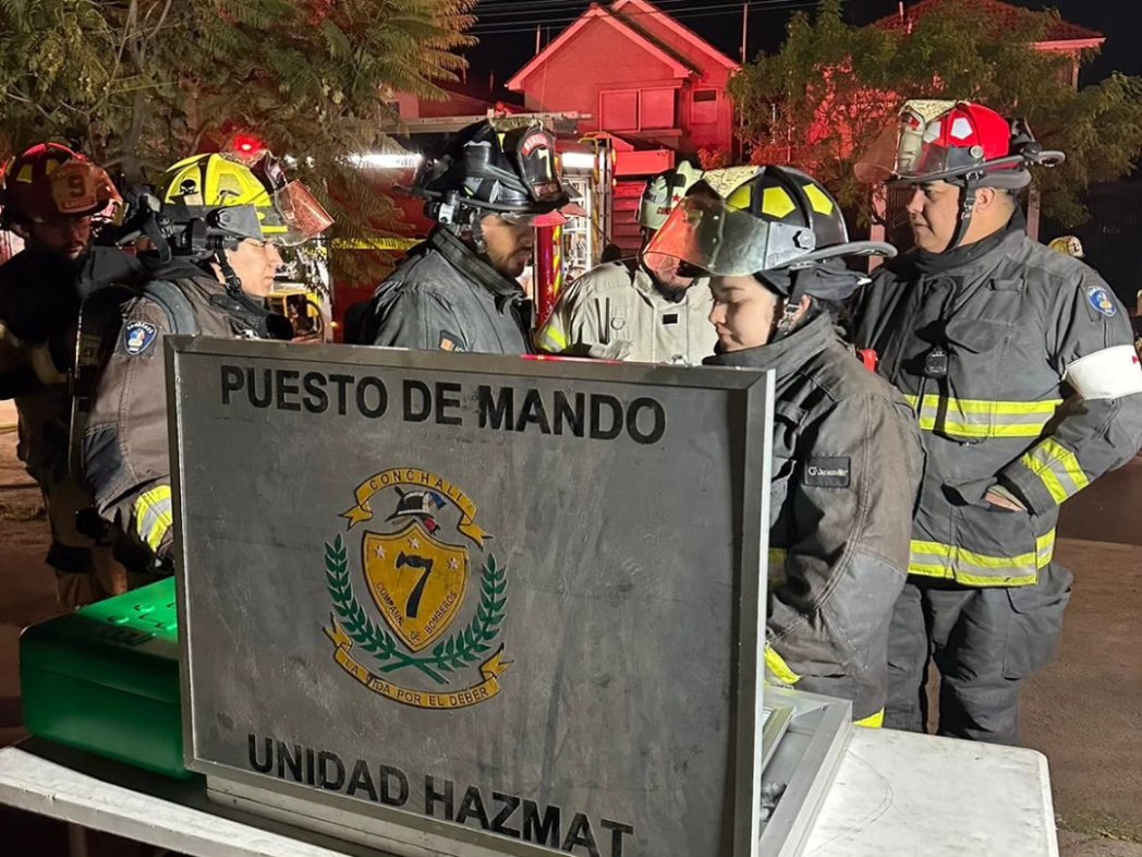 Personal especializado en Materiales Peligrosos, de nuestra Septima Compañía, se encuentra prestando apoyo al Cuerpo de Bomberos de Puente Alto por derrame de Químicos en la vía pública.