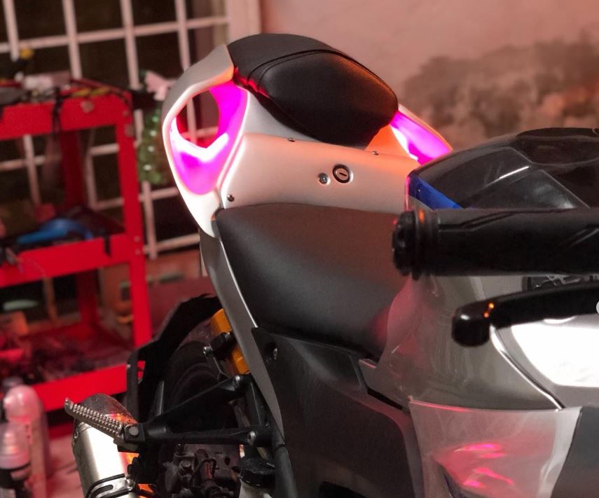 AxxLMoto's tweet photo. インドネシア メーカー、R-MODのシートカウルがお客様分で入荷しました。
YZF-R25用となり、YZF-R1Mスタイルです😍
引き続きご希望のお客様分のみでバックオーダーしているパーツとなり、弊社でも輸入実績がとても多いパーツです❗️
インパクトは桁違いです👍
#AXXL
#YZFR1
#RMOD
#YZFR1M https://t.co/MfTahVQDL1