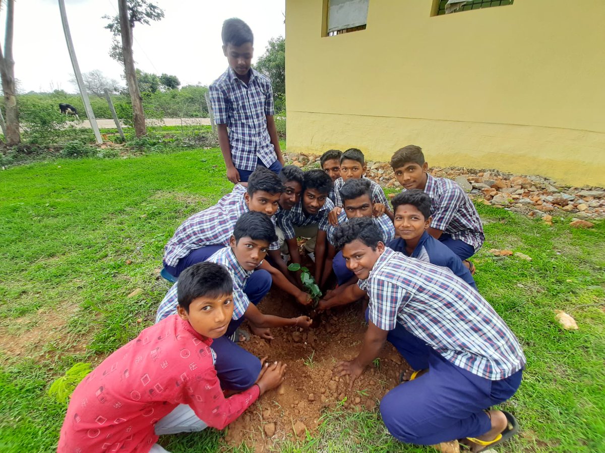 DonBoscoBREADS's tweet photo. Plantation drive in Davanagere district

@aranya_kfd
#FosterForestsforFuture https://t.co/eYVL6NcAA8