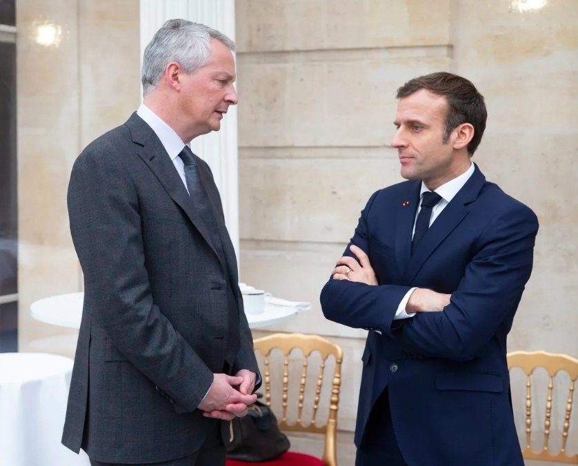 - Sinon je me disais... comme tu ne parles pas le 14 juillet, je pourrai prendre la parole pour lire aux français des passages de mon dernier bouquin...